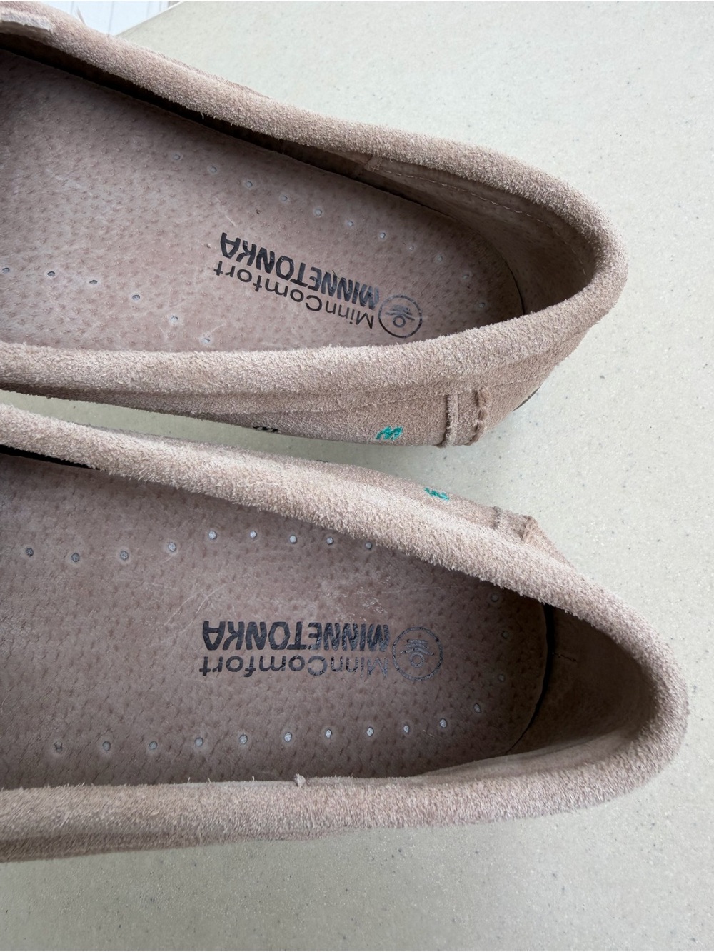 New Minnetonka Women's Moc Print Loafers Sand Suede Size 9 M - Picture 11 of 16
